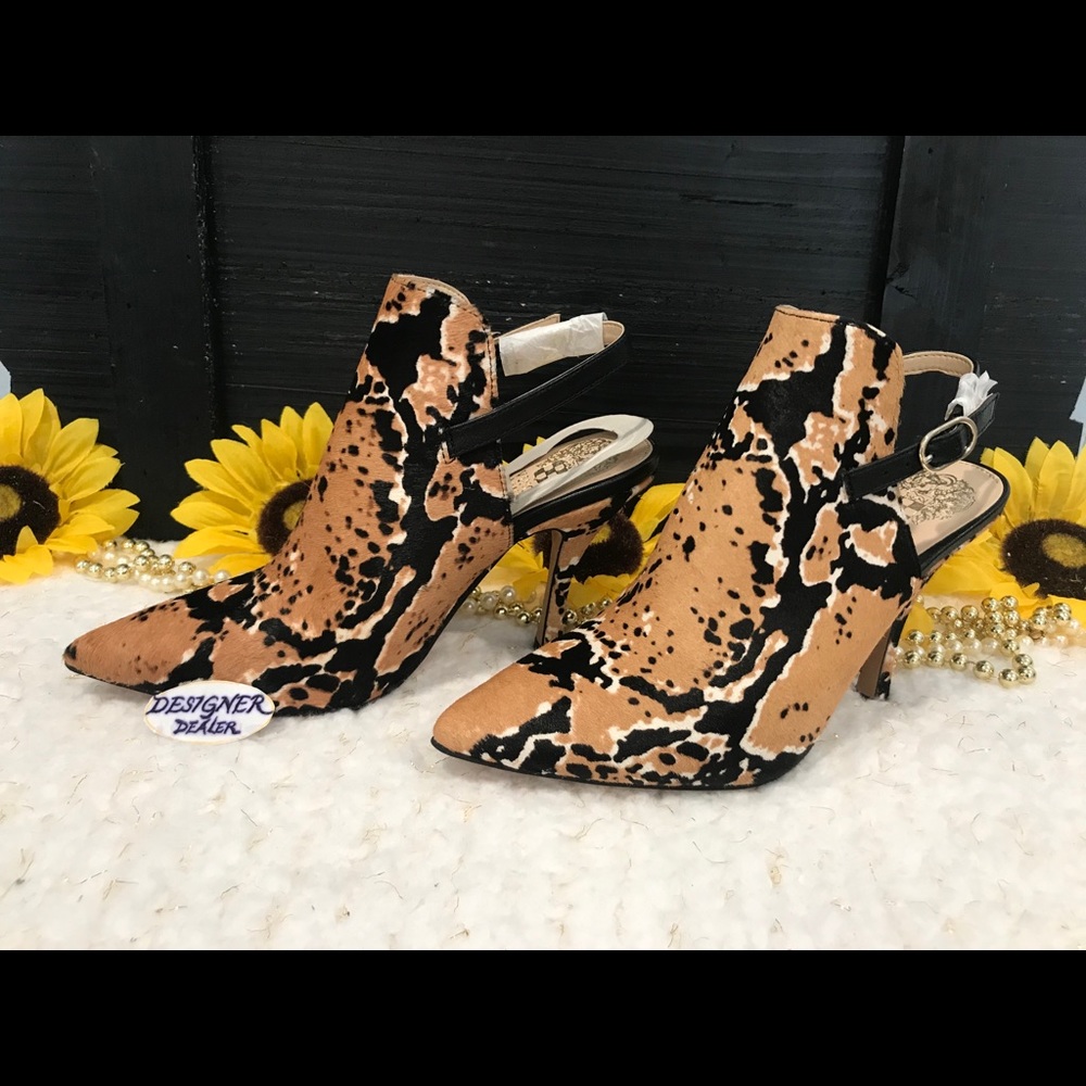 VINCE CAMUTO Keveen Cow Hair Snake Print Shoe 5M